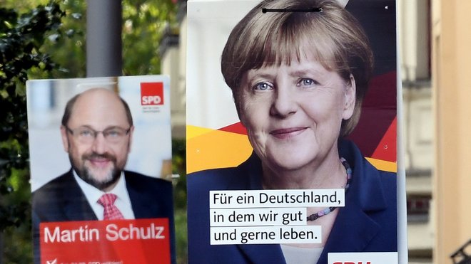 Ai sẽ là Thủ tướng tiếp theo của Đức, bà Merkel (bên phải) hay ông Schulz (bên trái)?